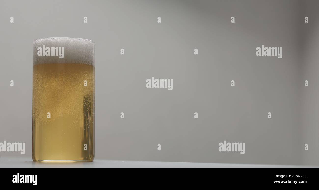 versare il sidro di mela nel bicchiere sul piano del terrazzo con la copia spazio Foto Stock