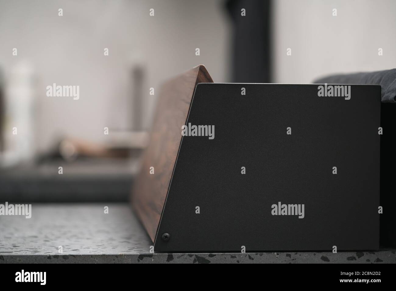 Scatola per pane in noce e acciaio nero con spazio per la copia Foto Stock