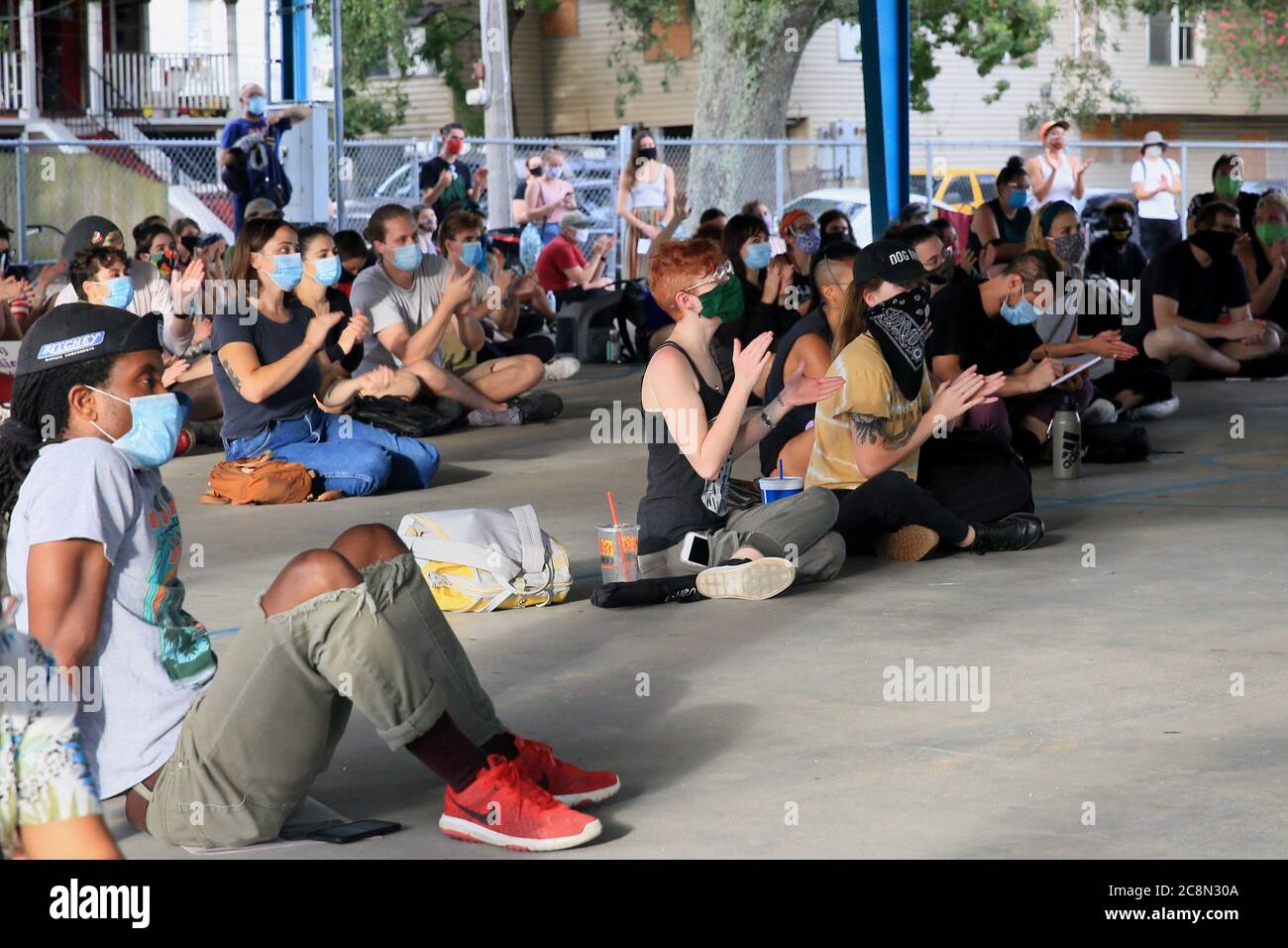 New Orleans, Louisiana, Stati Uniti. 25 luglio 2020. La gente presta attenzione ad un discorso durante una protesta degli insegnanti e dei lavoratori essenziali a New Orleans, Louisiana, Stati Uniti il 25 luglio 2020. I manifestanti hanno richiesto condizioni di lavoro sicure, estensione della compensazione della disoccupazione, aumento del salario di vita e assistenza sanitaria universale in mezzo alla pandemia COVID-19. Credit: LAN Wei/Xinhua/Alamy Live News Foto Stock