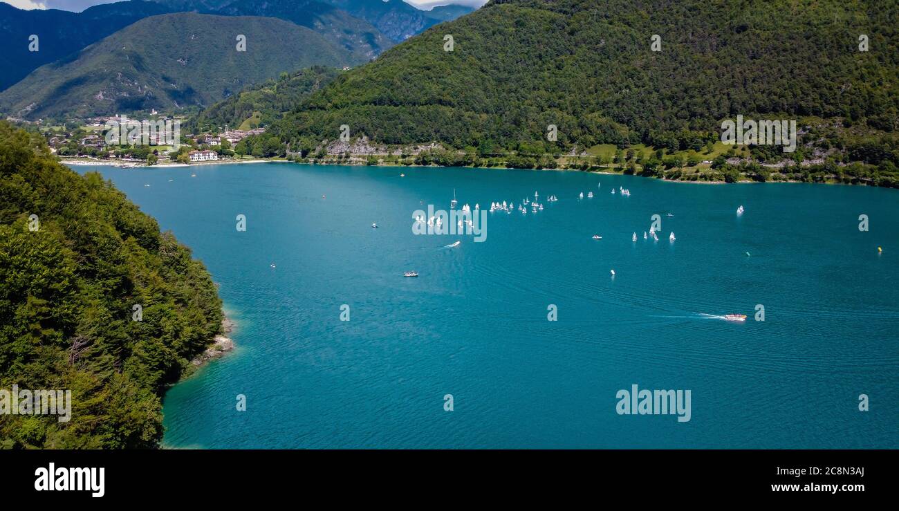 Lago di Ledro in Valle Ledro, Trentino Alto Adige, Italia settentrionale, Europa. Questo lago è uno dei più belli del Trentino. Foto Stock