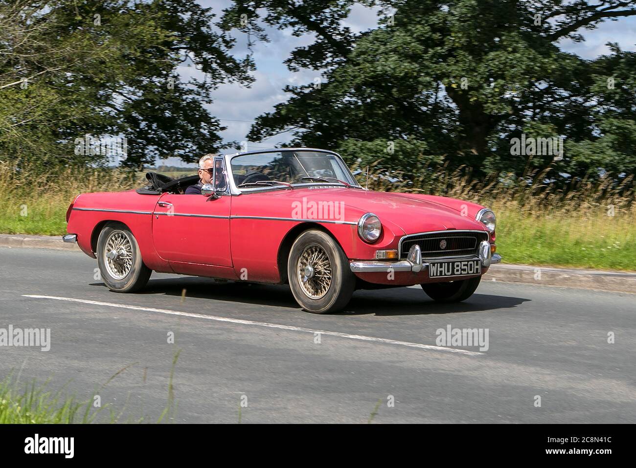 Red MG, convertibile, capote, tetto apribile, cabriolet, tetto apribile; veicoli in movimento, veicolo che guida su strade del Regno Unito. Foto Stock