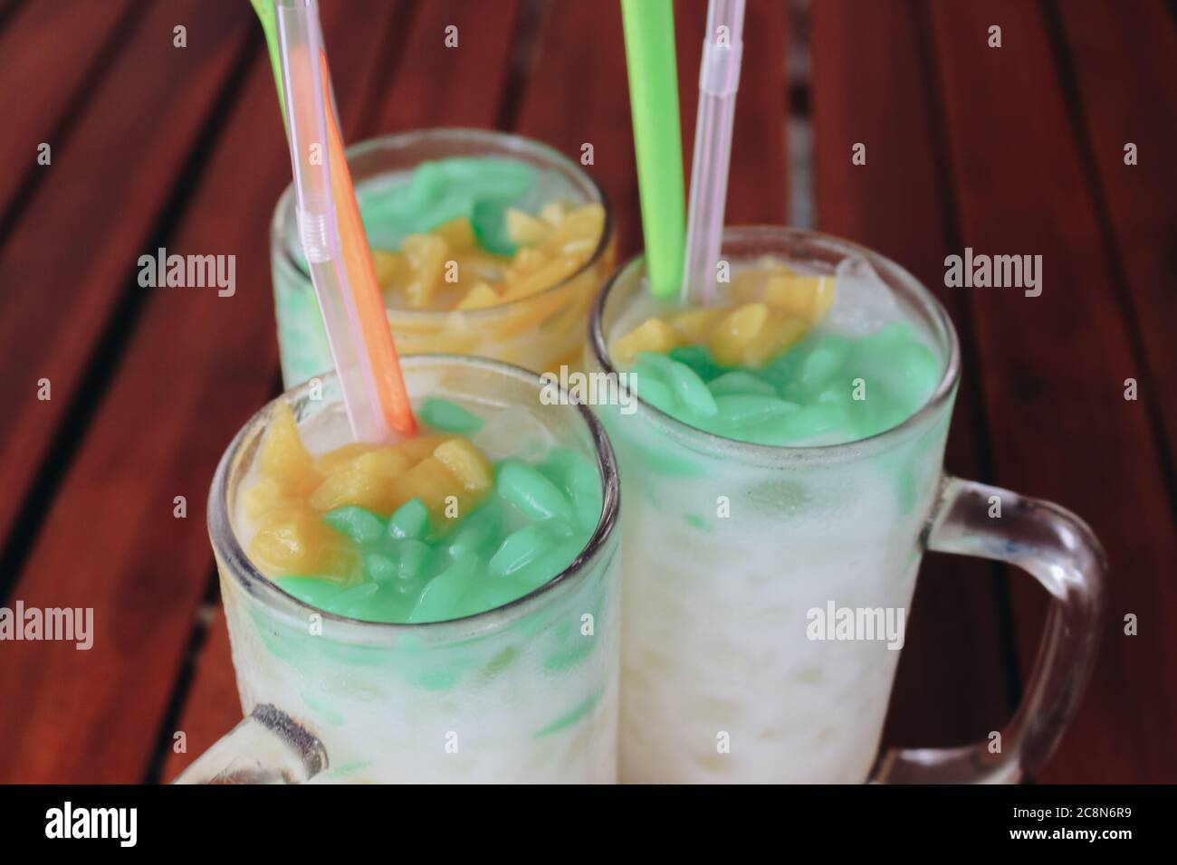 Es Cendol, bevanda tradizionale Java. Il Cendol è un dolce freddo popolare dessert che contiene goccioline di gelatina di farina di riso verde simile a verme, latte di cocco e Foto Stock