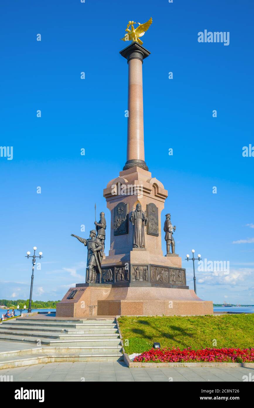 YAROSLAVL, RUSSIA - 10 LUGLIO 2016: Monumento in onore del millennio di Yaroslavl closeup in un giorno di sole luglio. Anello d'oro della Russia Foto Stock