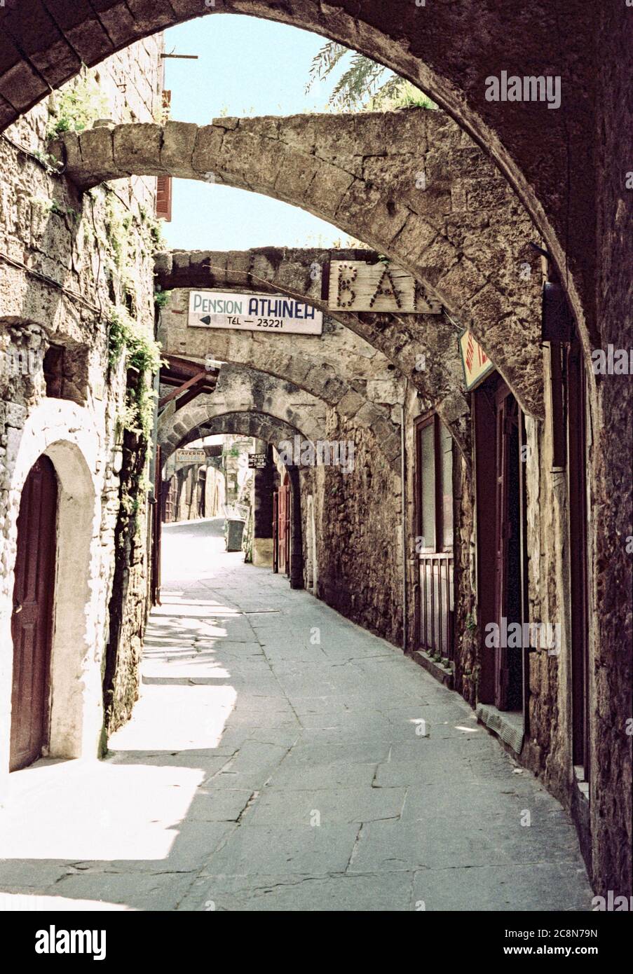 Vicolo ad arco nella città vecchia di Rodi, GreeceRhodes Grecia archival scannerizzato foto scattata 1990 Foto Stock