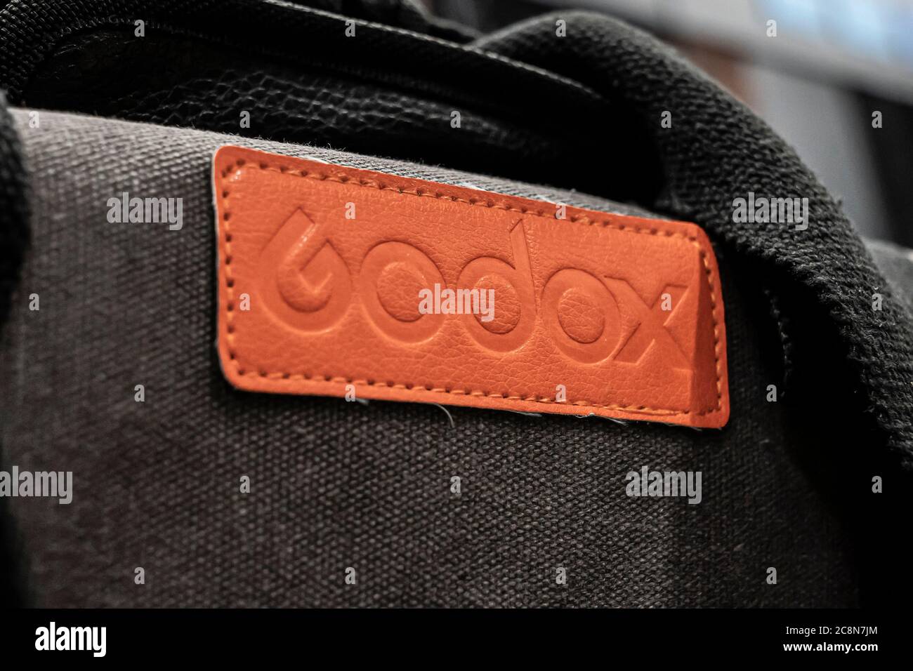 Krasnoyarsk, Russia, 20 giugno 2020: Logo Godox su una borsa di marca con un set di apparecchiature di illuminazione per la fotografia, primo piano Foto Stock