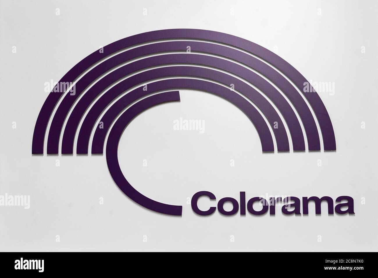 Krasnoyarsk, Russia, 20 giugno 2020: Primo piano del logo Colorama produttore di fotofoni dall'Italia di proprietà di Manfrosto Foto Stock