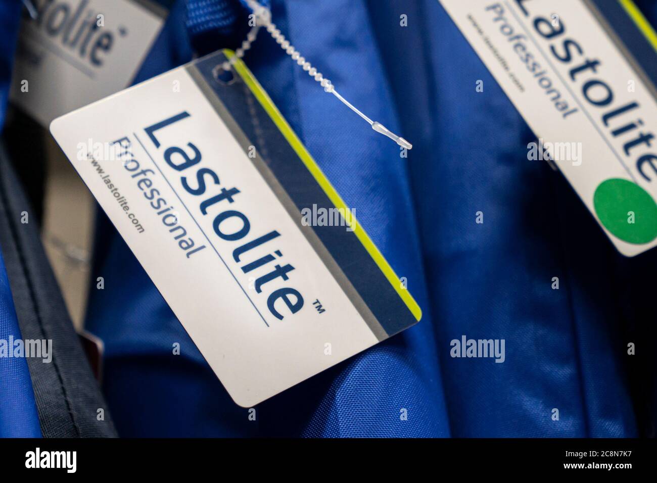 Krasnoyarsk, Russia, 20 giugno 2020: Logo Lastolite sull'etichetta - un'azienda che produce accessori per riflettori fotografici e attrezzature fotografiche Foto Stock