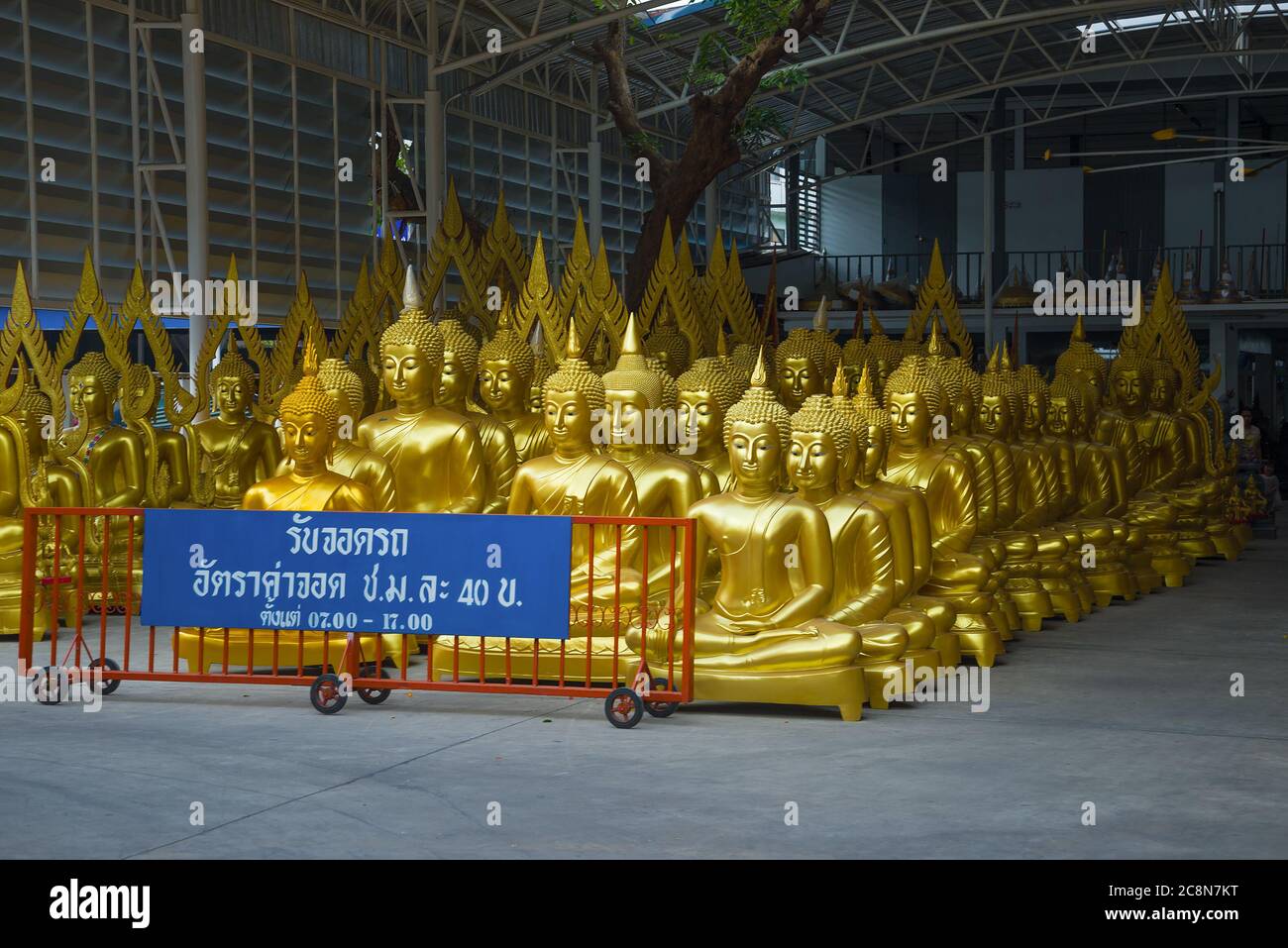 BANGKOK, THAILANDIA - 03 GENNAIO 2017: Sculture di un Buddha seduto in un magazzino di beni religiosi Foto Stock