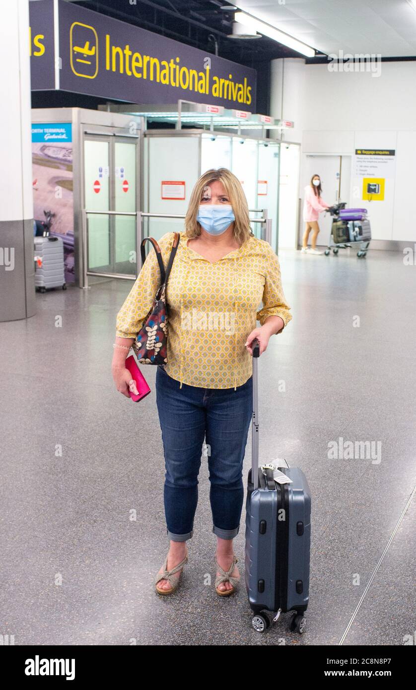 Sharon (cognome non dato) da Londra arriva all'aeroporto di Gatwick su un volo da Barcellona, Spagna, Dopo un annuncio di sabato, i turisti che non erano tornati dalla Spagna e dalle sue isole entro mezzanotte sarebbero stati costretti a quarantena per 14 giorni dopo che i timori della seconda ondata di Covid-19 hanno visto il paese europeo stralci la lista sicura del Regno Unito. La decisione è stata presa dopo che la Spagna ha registrato più di 900 casi COVID-19 freschi al giorno per due giorni consecutivi. Foto Stock