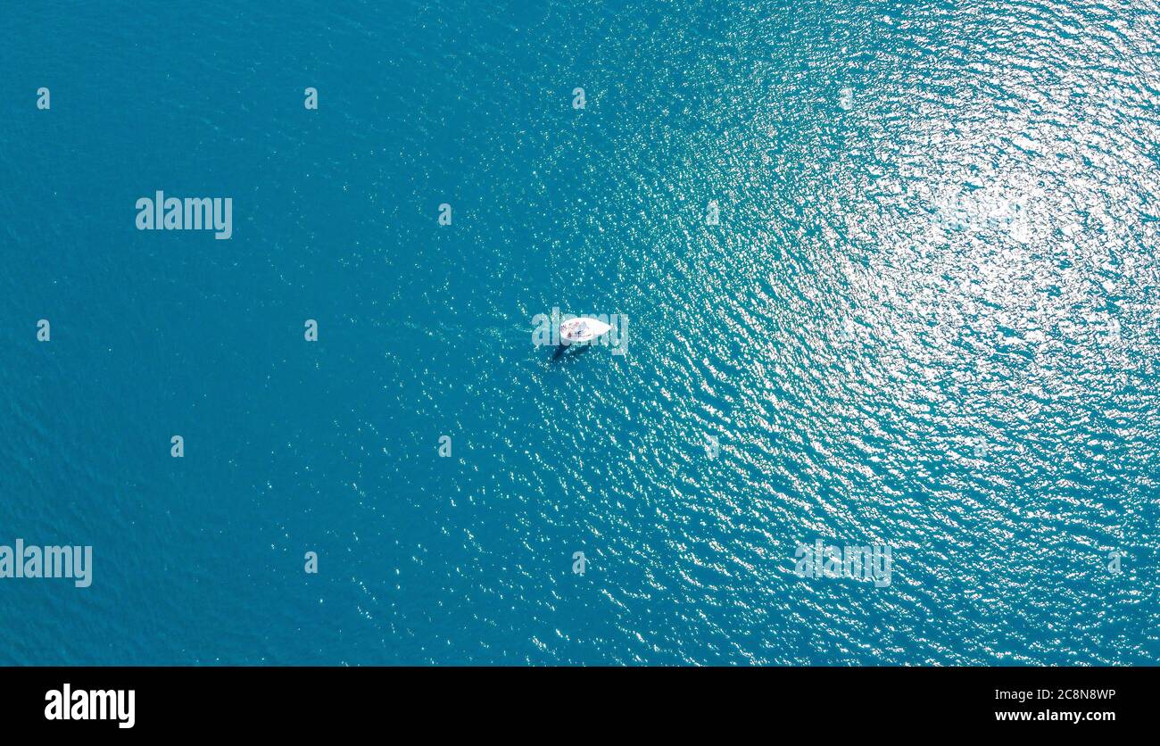 Lago di Ledro in Valle Ledro, Trentino Alto Adige, Italia settentrionale, Europa. barca a vela in lago Foto Stock