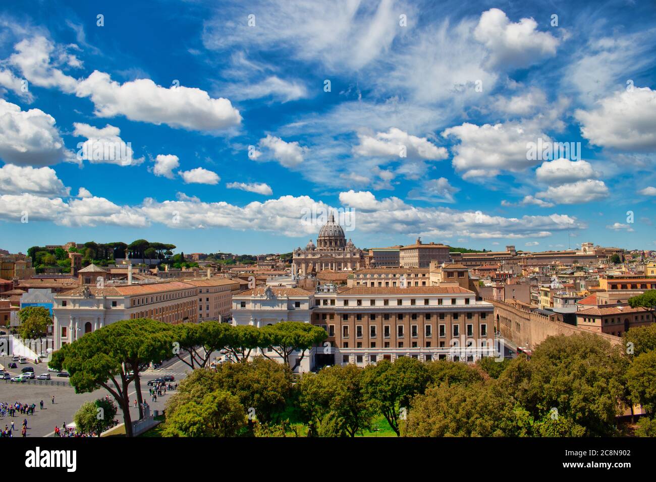 Roma, Italia - 30 aprile 2019 - Vista sulla città storica di Roma e sulla Basilica di San Pietro in una bella giornata Foto Stock