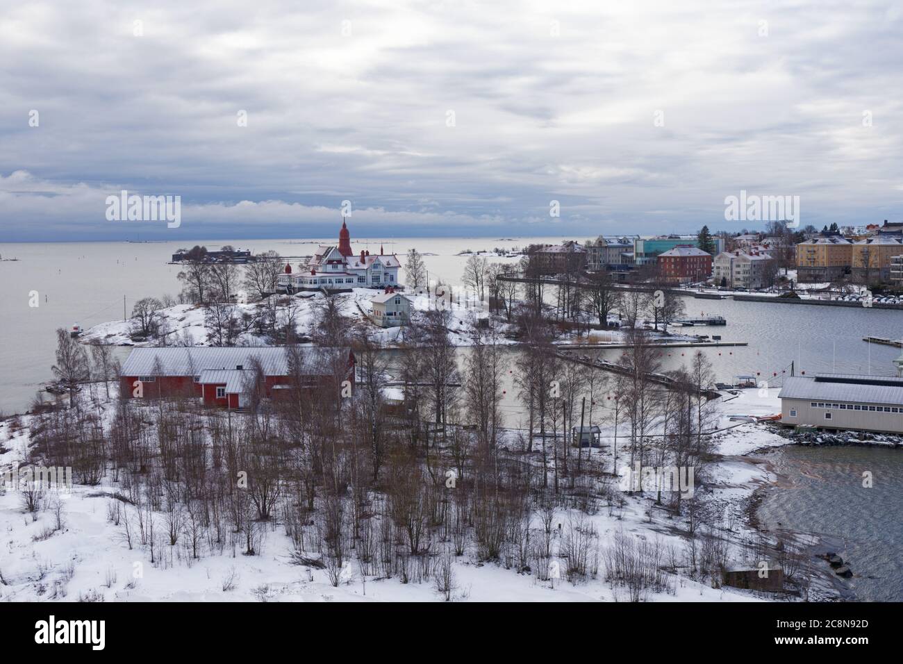 Vista sulle isole Valkosaari (Blekholmen) e Luoto (Klippan) nel porto del sud di Helsinki, Finlandia Foto Stock