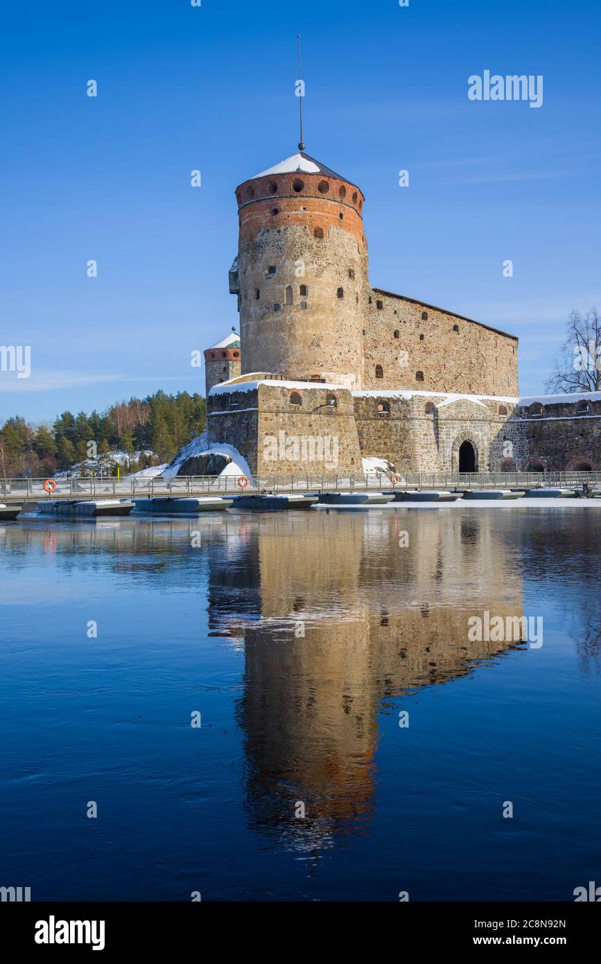 Torre principale della vecchia fortezza Olavinlinna in un giorno di marcia soleggiato. Savonlinna, Finlandia Foto Stock