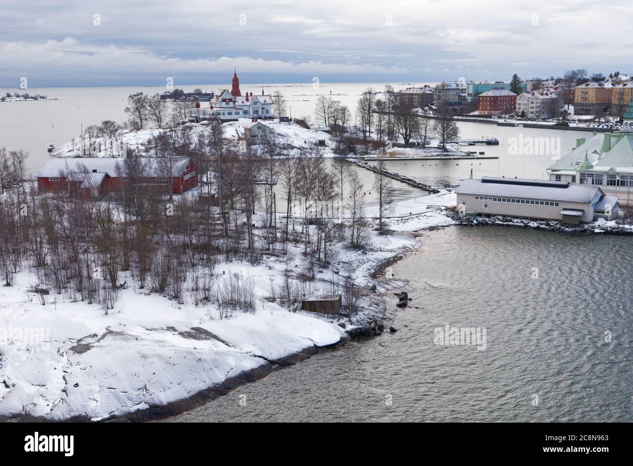 Vista sulle isole Valkosaari (Blekholmen) e Luoto (Klippan) nel porto del sud di Helsinki, Finlandia Foto Stock