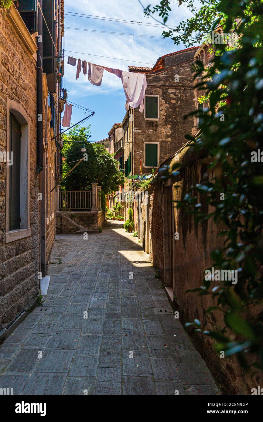 Vecchio cantiere a Venezia . Mattoni e pietre vecchi Foto Stock