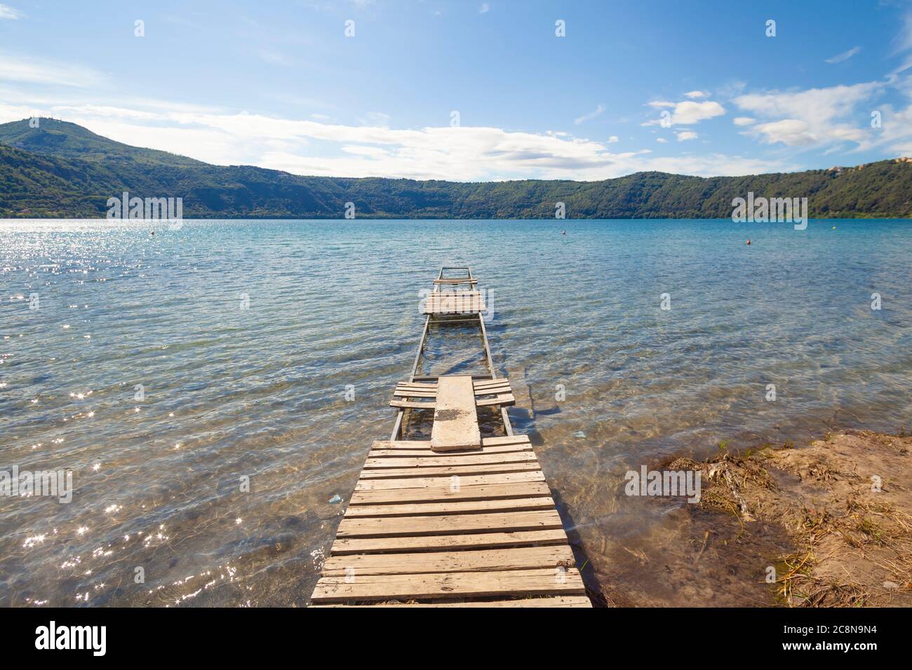 Molo vuoto al lago in una giornata di sole (Italia) Foto Stock