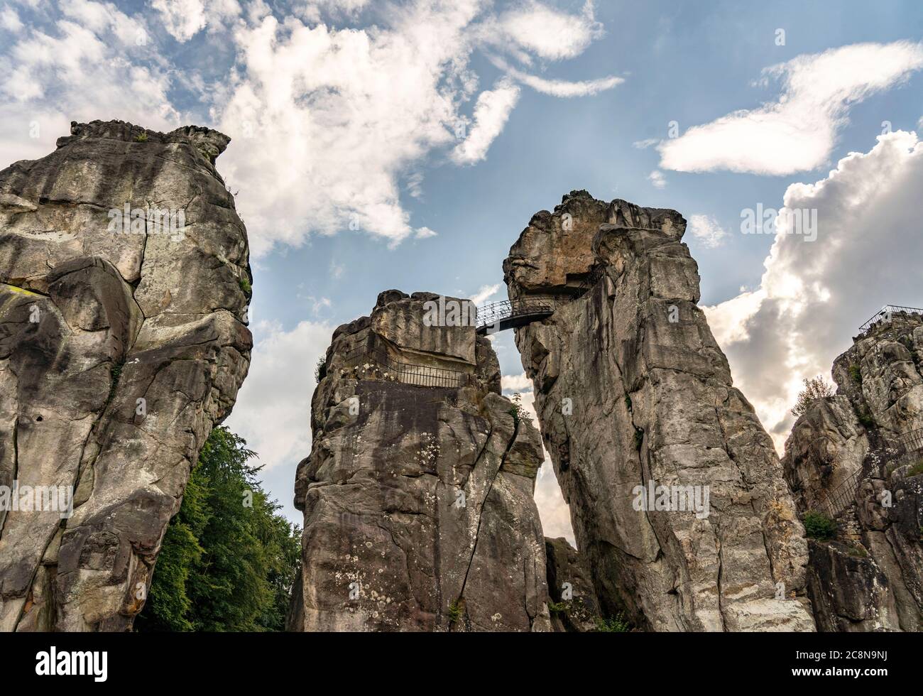 L'Externsteine, una formazione di arenaria, nella foresta di Teutoburg, vicino a Horn-Bad Meinberg, Germania, Foto Stock