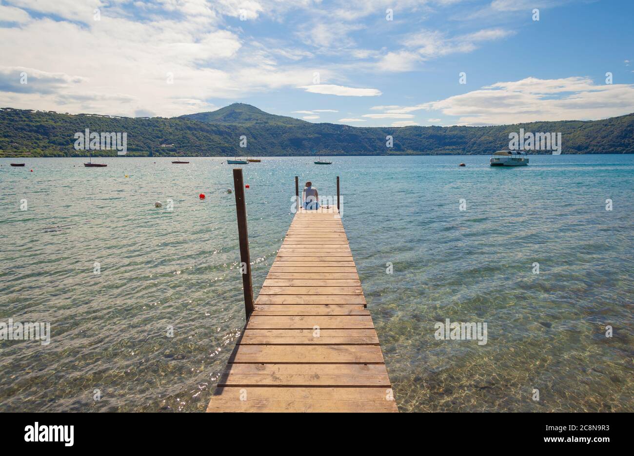 Molo in legno sul lago Castel Gandolfo vicino a Roma Foto Stock