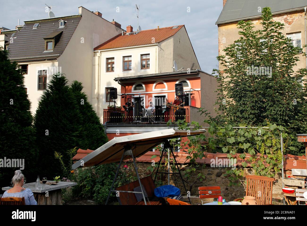 Corona Balkonkonzert mit der Band „Colour the Sky", das erste seiner Art in Görlitz, Fleischerstraße 7. Der Innenhof ist mit ca. 70 angrenzenden Mietp Foto Stock
