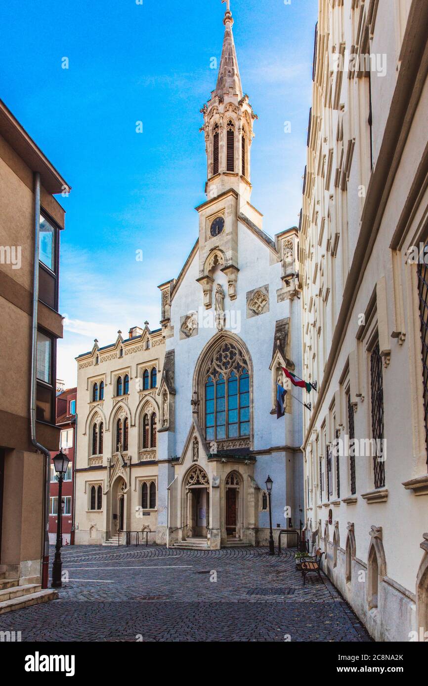 Sopron, Ungheria - Ottobre 2018: Capra la Beata Chiesa Benedettina di Sopron sulla piazza principale, Ungheria Foto Stock