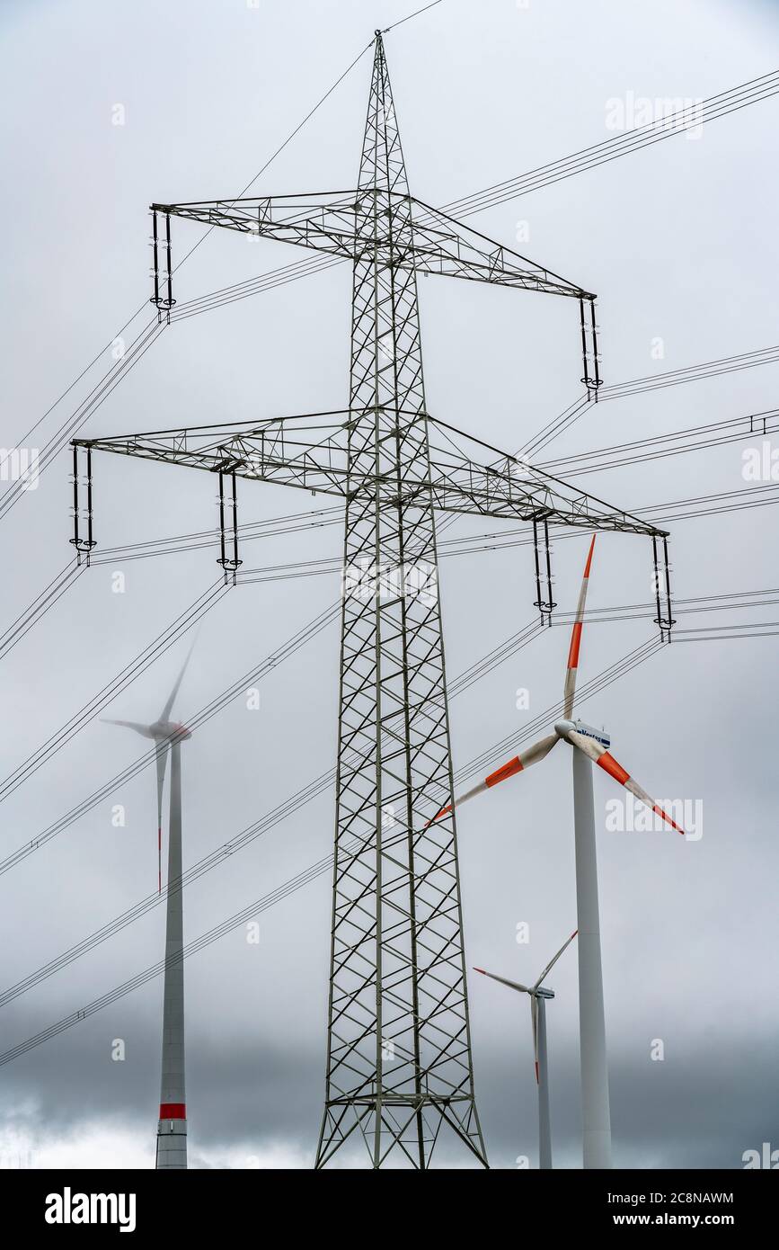 Linee elettriche, linee ad alta tensione, centrali eoliche, campi di grano, a nord-est di Höxter, NRW, Germania Foto Stock