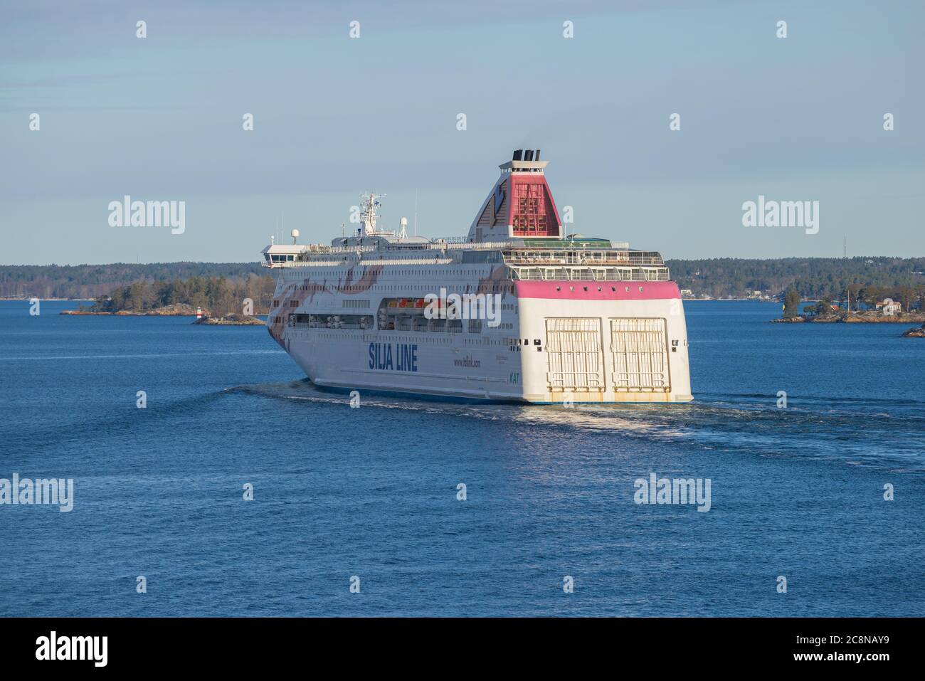 STOCCOLMA ARCHIPELAG, SVEZIA - 09 MARZO 2019: Traghetto da crociera 'Baltic Princess' in barca a vela su una soleggiata mattina di marzo Foto Stock