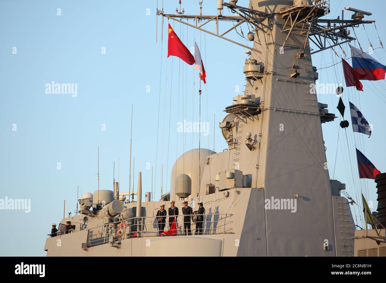 Marinai sul cacciatorpediniere guidato-missilistico Xi'an della forza di superficie della Marina militare dell'Esercito di Liberazione del Popolo Cinese a San Pietroburgo, Russia Foto Stock