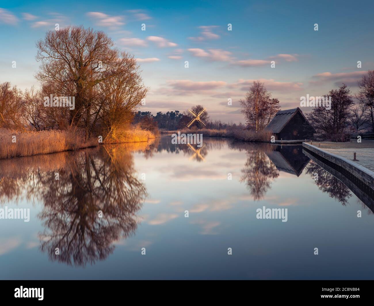 Luce del mattino presto sul fiume ANT in un giorno di inverni. Foto Stock