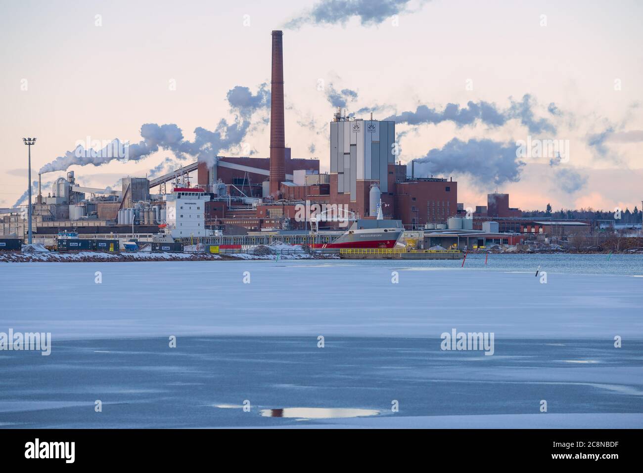 KOTKA, FINLANDIA - 10 MARZO 2020: Vista della pasta di legno e della cartiera di Sunila in una serata di marzo Foto Stock