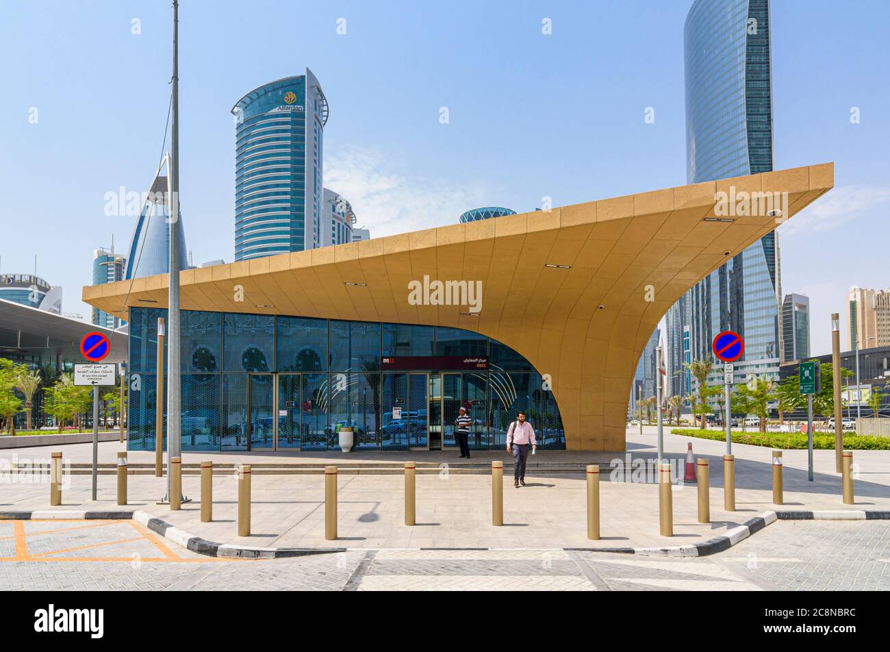 DECC Doha stazione metropolitana entrata guardando verso i grattacieli di West Bay Area, Doha, Qatar Foto Stock