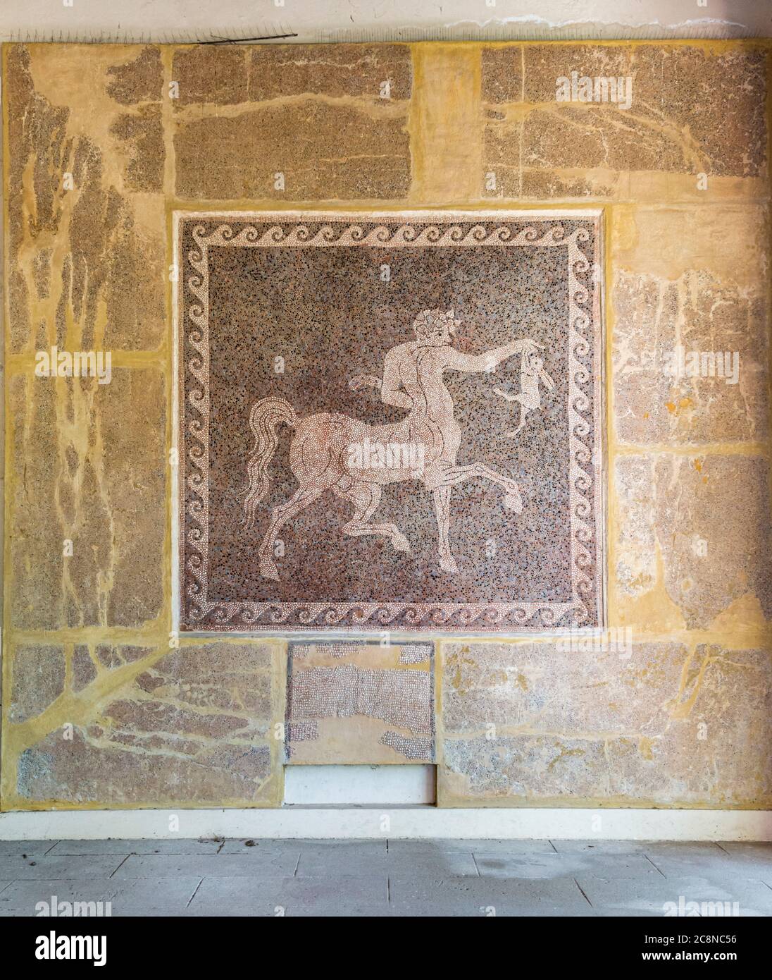 Andron mosaico pavimento dettaglio con una rappresentazione di ciottoli di un centauro al Museo Archeologico di Rodi, Rodi città, Isola di Rodi, Grecia Foto Stock