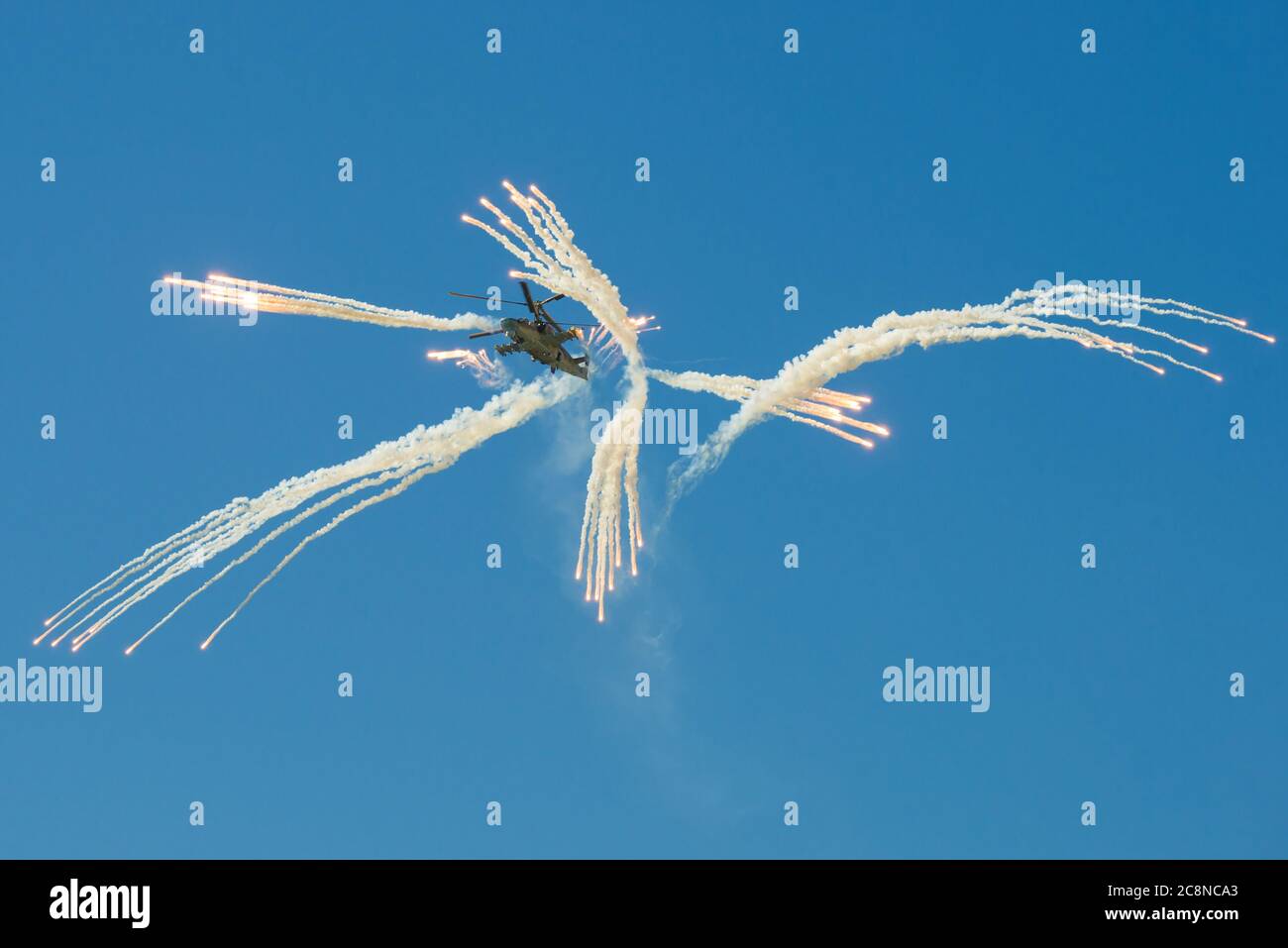 ZHUKOVSKY, RUSSIA - 30 AGOSTO 2020: Attacco russo elicottero Ka-52 conduce a fuoco indicativo. Frammento dell'aria mostra MAKS-2019 Foto Stock