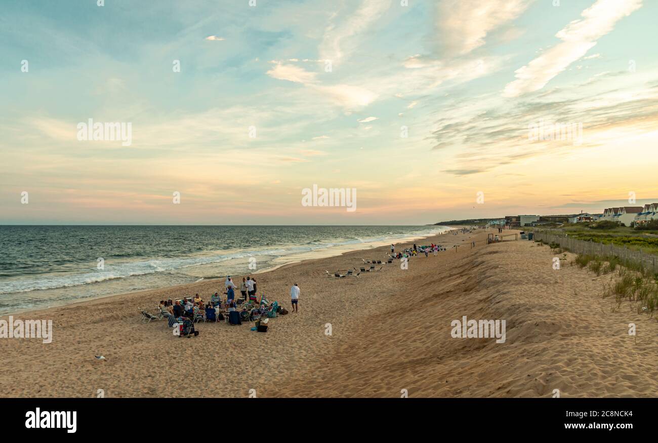 Gruppi di persone con falò sulla spiaggia di Montauk, NY Foto Stock