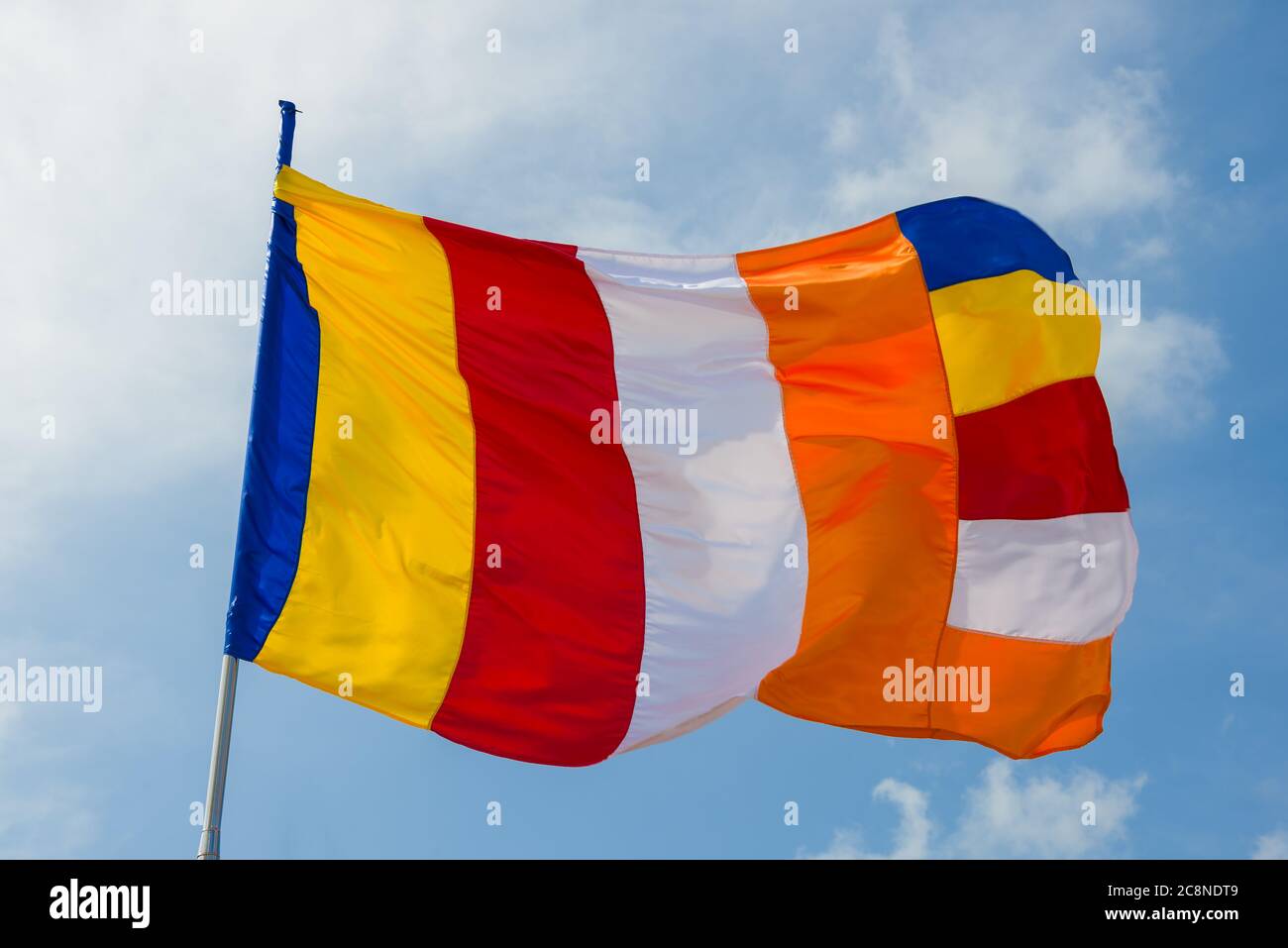 Bandiera buddista multicolore (simbolo del buddismo) da vicino su uno sfondo cielo. Sri Lanka Foto Stock