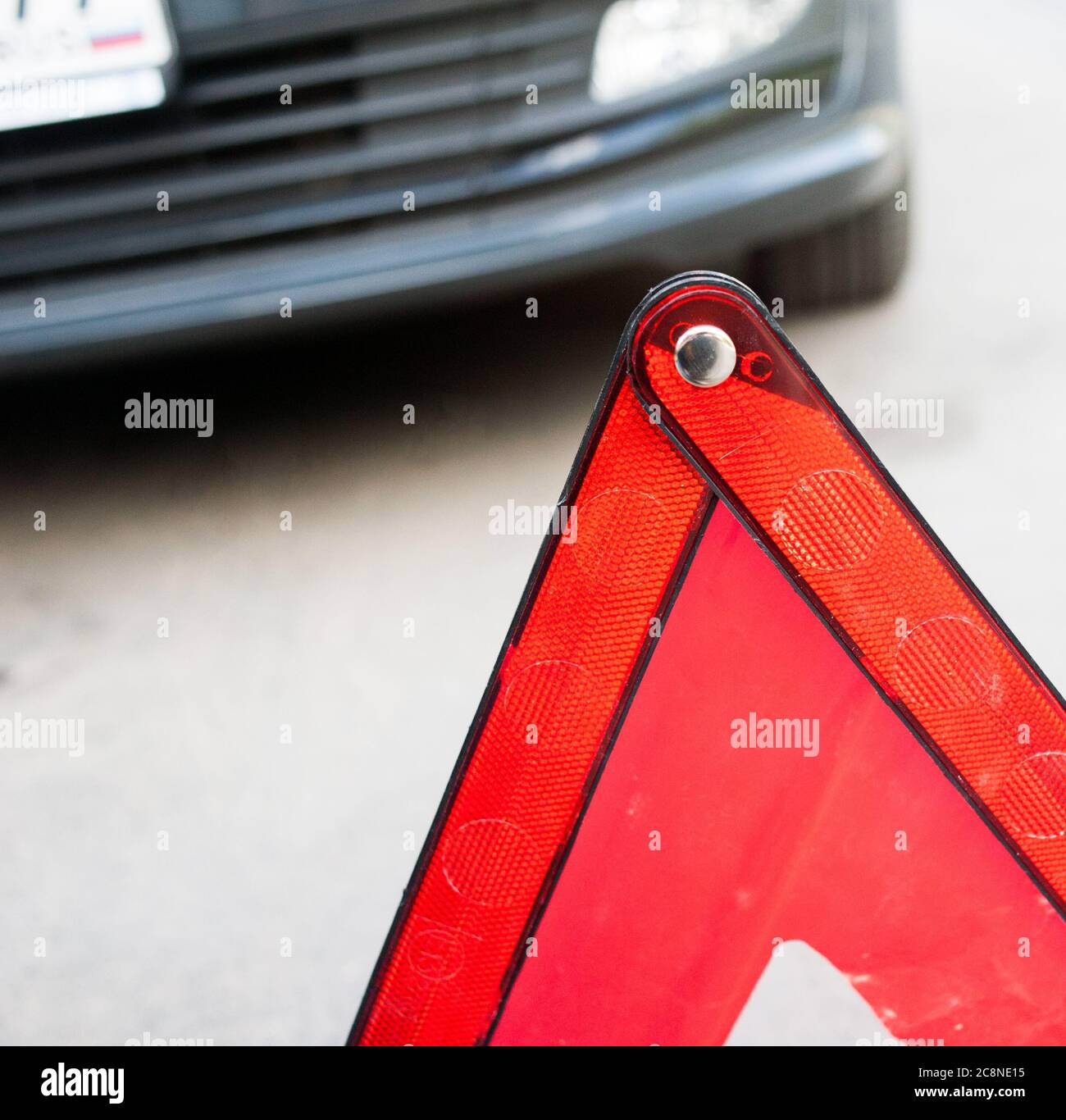 Concetto di incidente automobilistico: Primo piano del segnale di emergenza Foto Stock