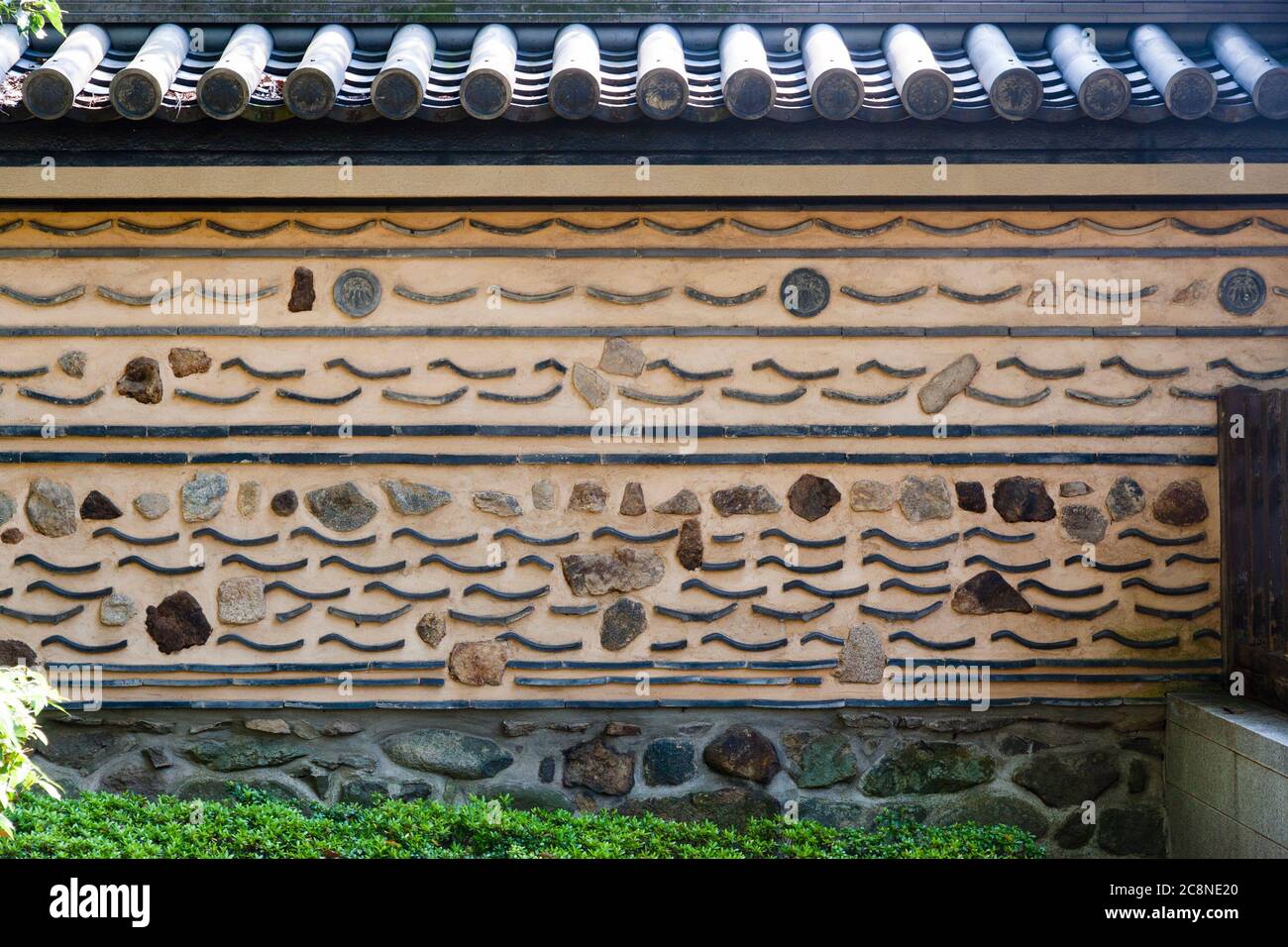 Muro con pietre intarsiate e piastrelle, Shofukuji zen tempio, Fukuoka, Giappone Foto Stock