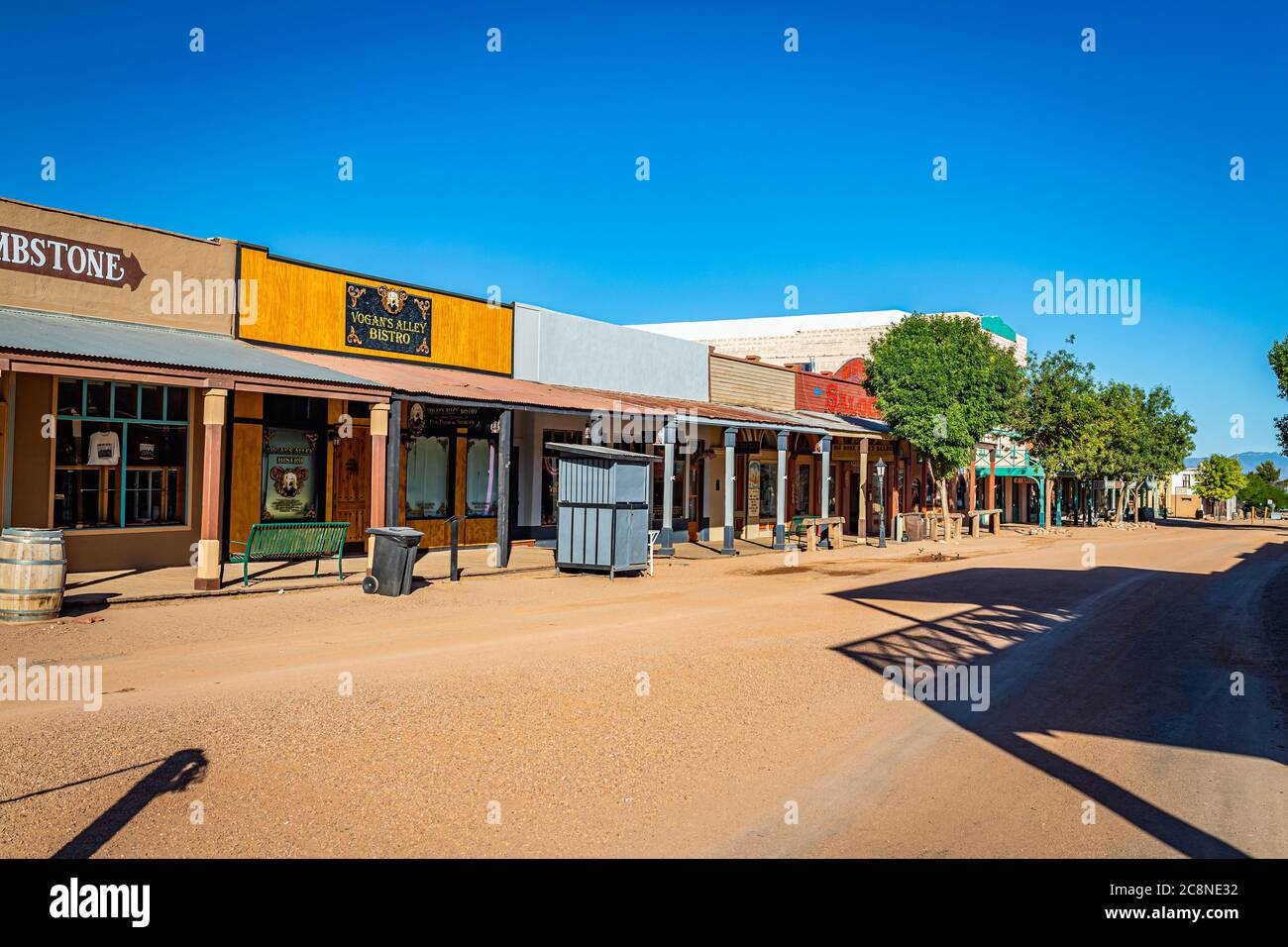 Tombstone, Arizona, USA - 2 marzo 2019: Vista mattutina di Allen Street nel famoso quartiere storico di Old West Town Foto Stock