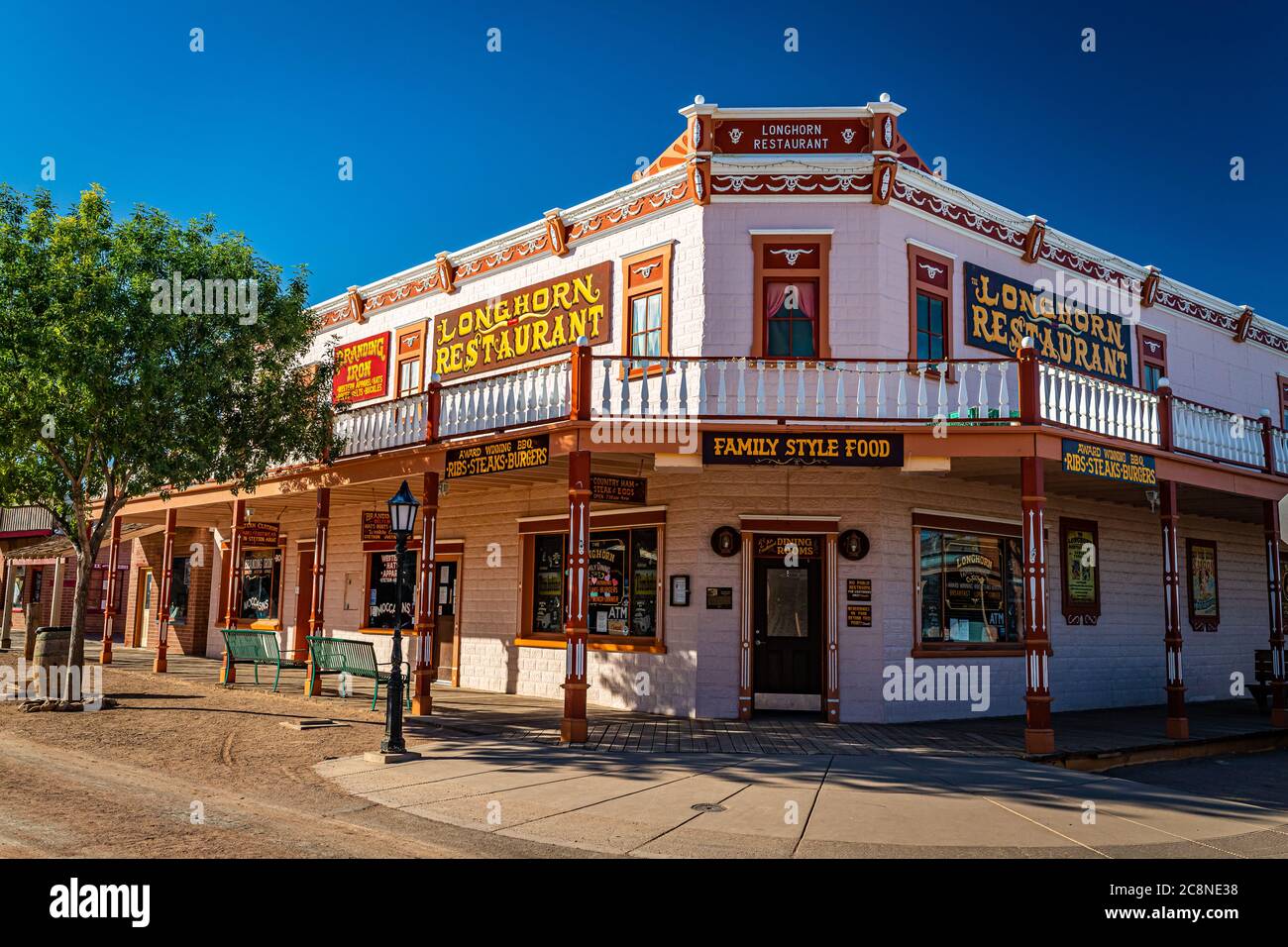 Tombstone, Arizona, USA - 2 marzo 2019: Vista mattutina del ristorante Longhorn su Allen Street nel famoso quartiere storico di Old West Town Foto Stock