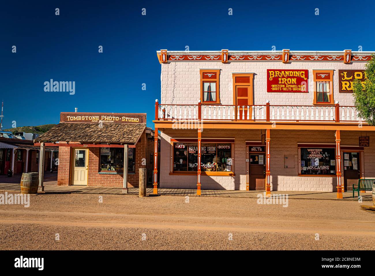 Tombstone, Arizona, USA - 2 marzo 2019: Vista mattutina di Allen Street nel famoso quartiere storico di Old West Town Foto Stock