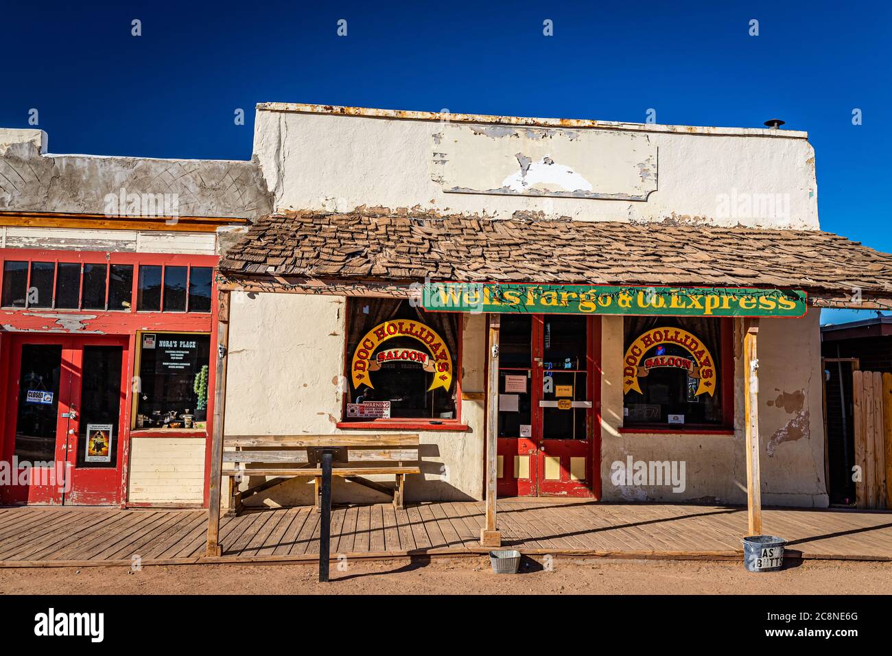 Tombstone, Arizona, USA - 2 marzo 2019: Vista mattutina del Saloon di Doc Hollidays su Allen Street nel famoso quartiere storico di Old West Town Foto Stock