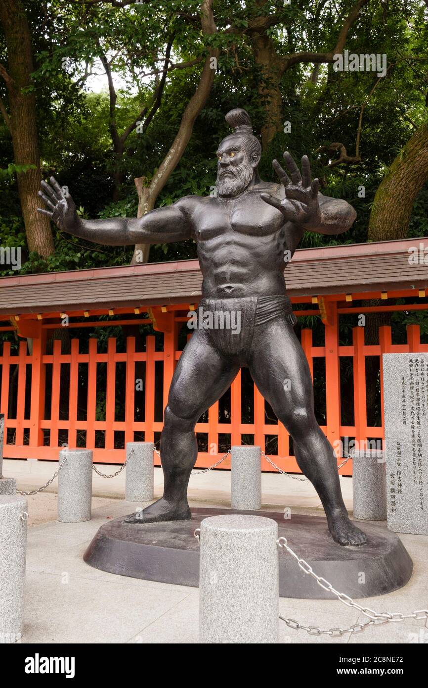 Statua dell'antico lottatore di sumo al santuario di Sumiyoshi, Fukuoka, Giappone Foto Stock