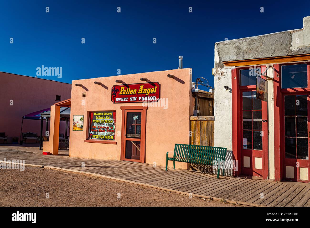 Tombstone, Arizona, USA - 2 marzo 2019: Vista mattutina del Fallen Angel Ice Cream Parlor su Allen Street nel famoso quartiere storico di Old West Town Foto Stock