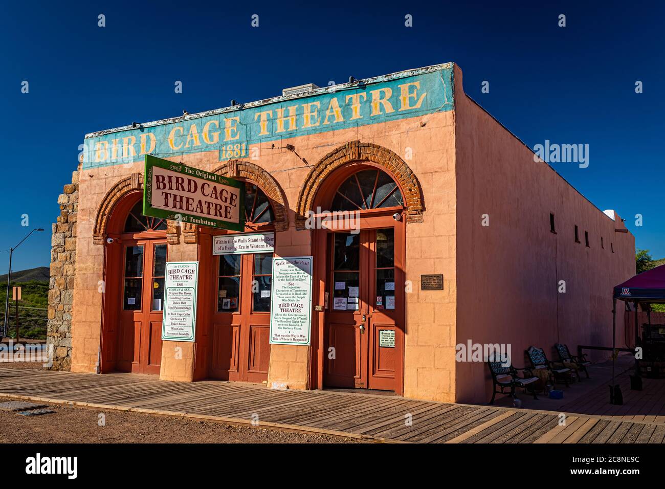 Tombstone, Arizona, USA - 2 marzo 2019: Vista mattutina del Teatro Birdcage su Allen Street nel famoso quartiere storico di Old West Town Foto Stock