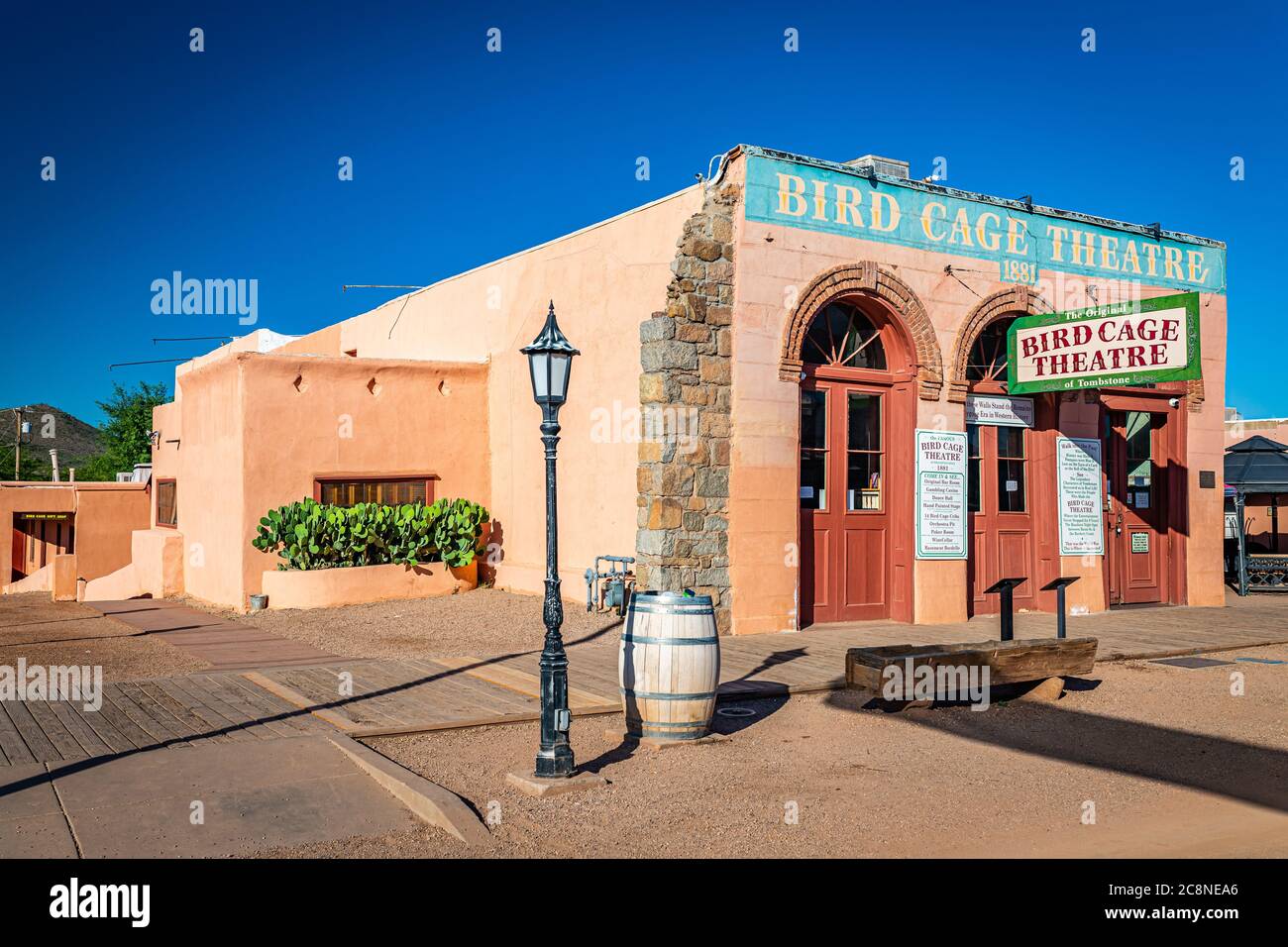 Tombstone, Arizona, USA - 2 marzo 2019: Vista mattutina del Teatro Birdcage su Allen Street nel famoso quartiere storico di Old West Town Foto Stock