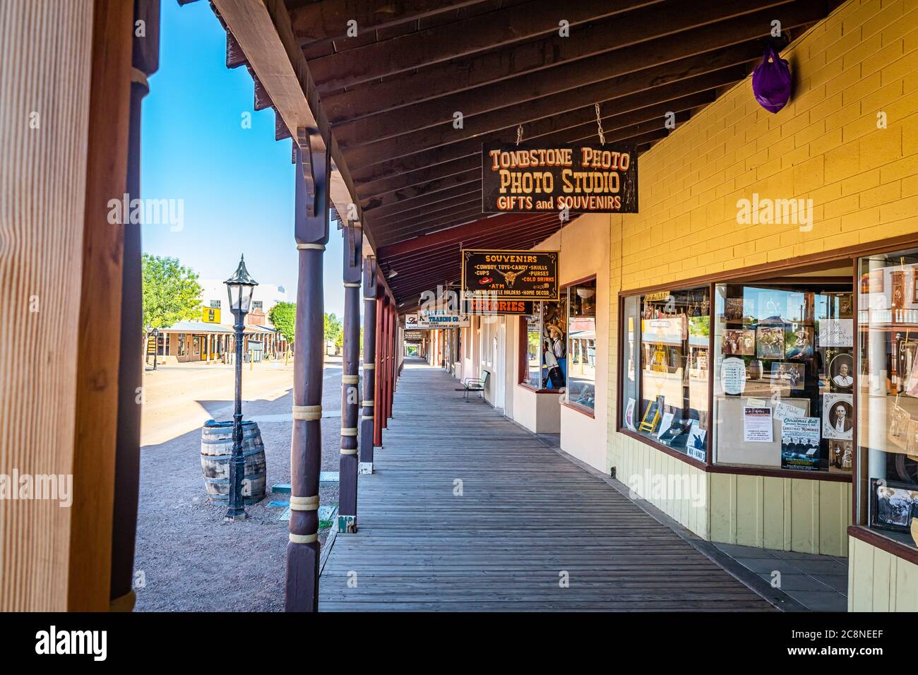 Tombstone, Arizona, USA - 2 marzo 2019: Vista mattutina di Allen Street nel famoso quartiere storico di Old West Town Foto Stock