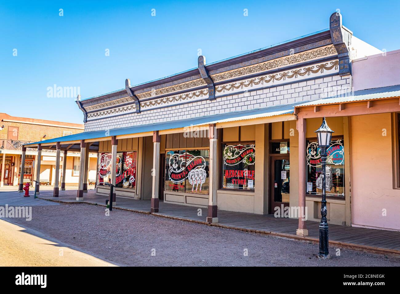 Tombstone, Arizona, USA - 2 marzo 2019: Vista mattutina del Wyatt Earl's Oriental Saloon e del Mercantile Store su Allen Street nella famosa Old West Town Foto Stock