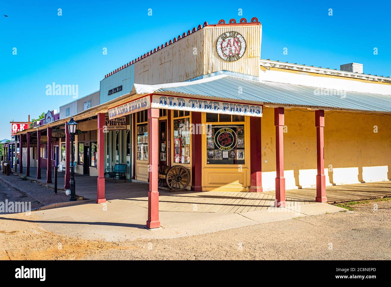 Tombstone, Arizona, USA - 2 marzo 2019: Vista mattutina di Allen Street nel famoso quartiere storico di Old West Town Foto Stock