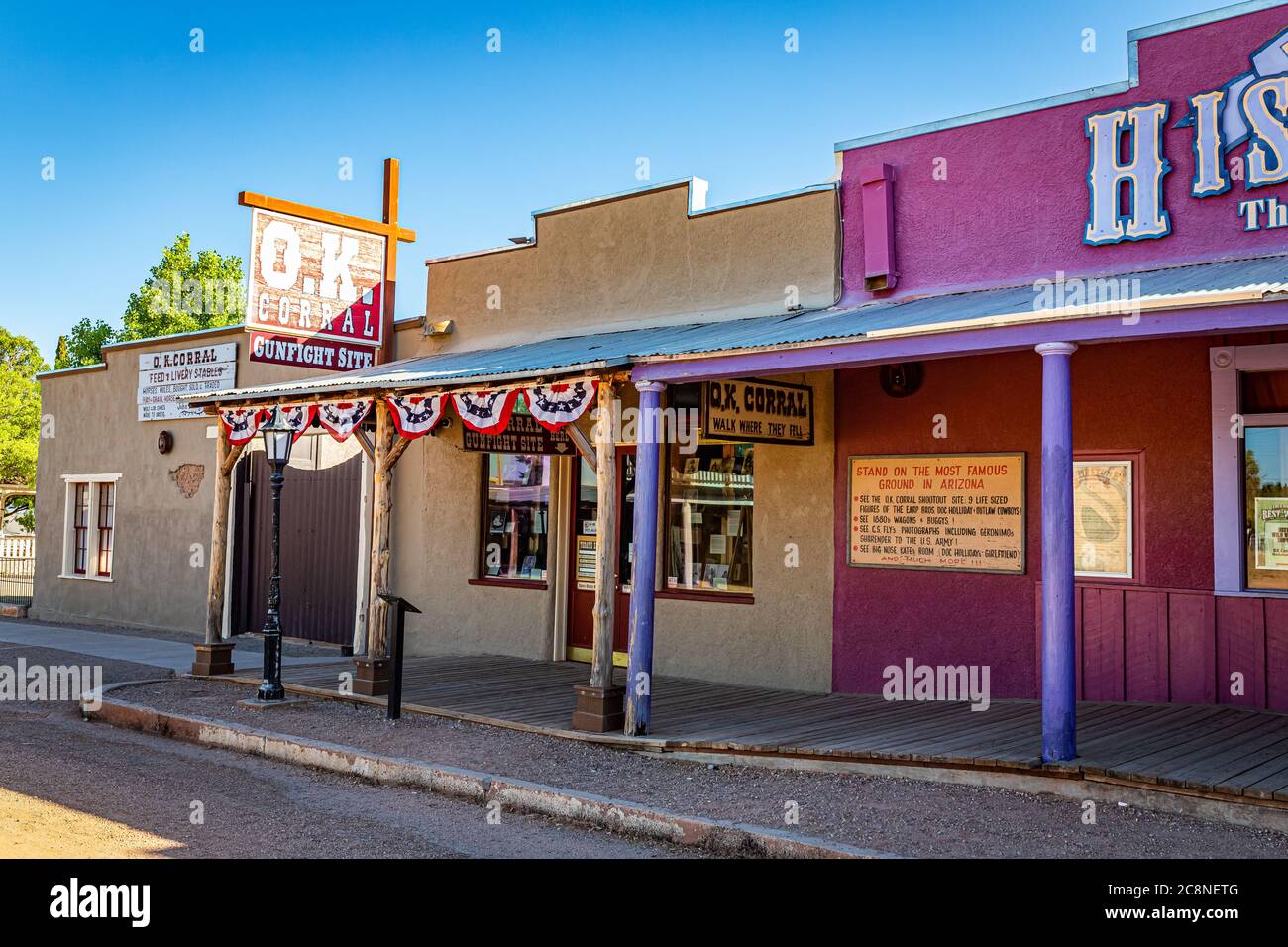 Tombstone, Arizona, USA - 2 marzo 2019: Vista mattutina di Allen Street nel famoso quartiere storico di Old West Town Foto Stock