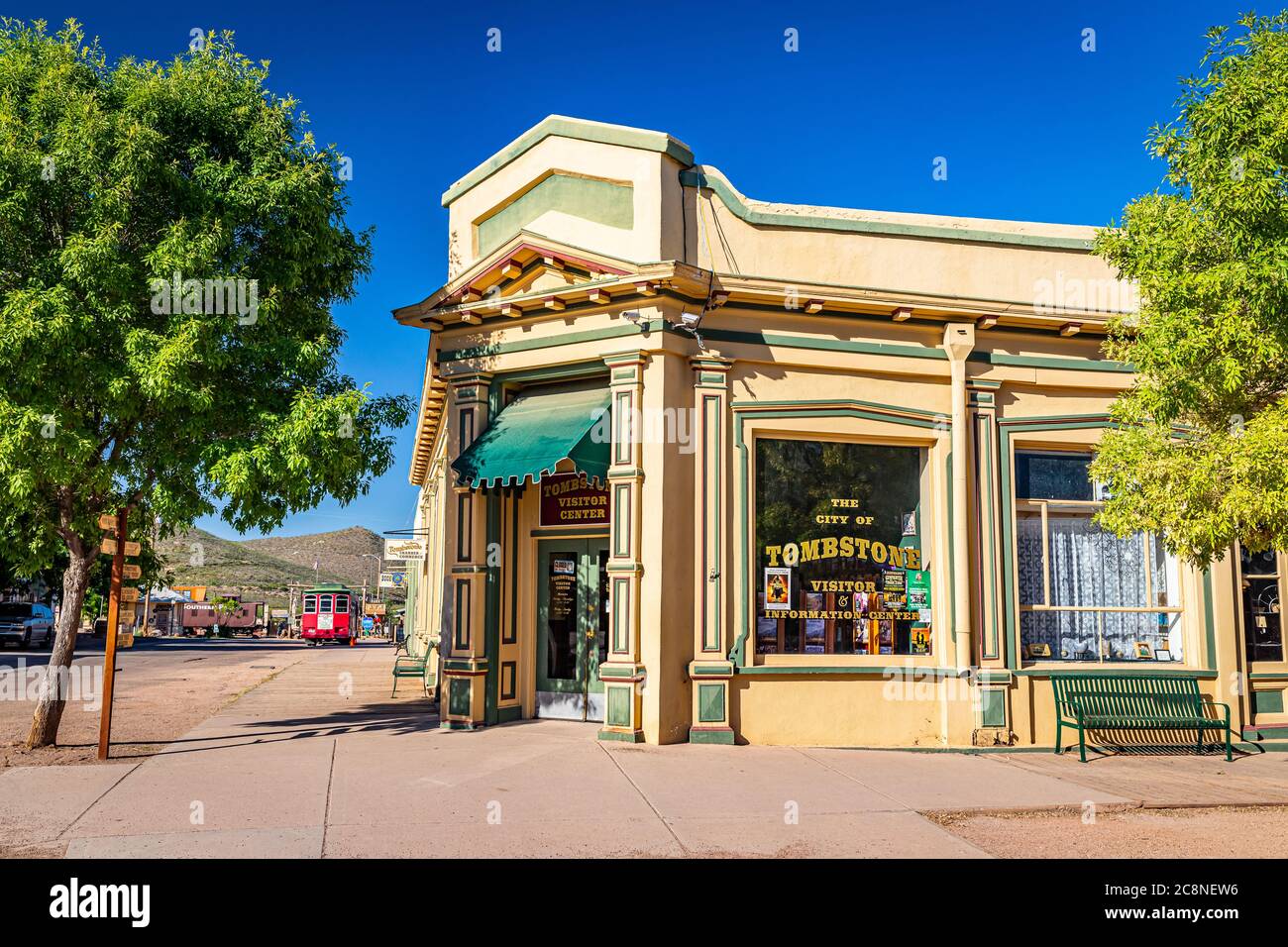 Tombstone, Arizona, USA - 2 marzo 2019: Vista mattutina di Allen Street nel famoso quartiere storico di Old West Town Foto Stock