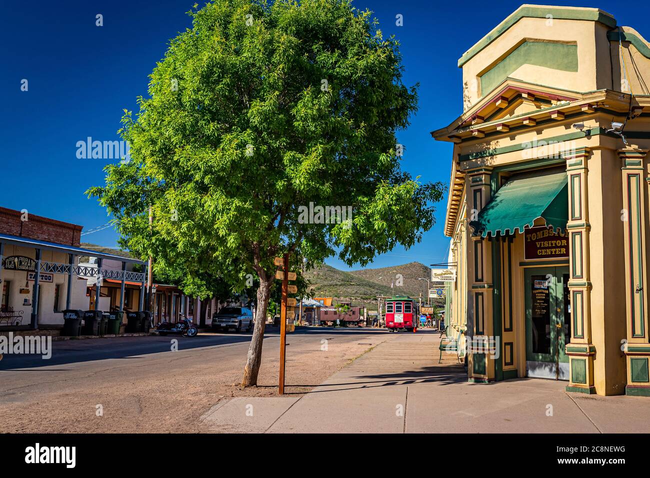 Tombstone, Arizona, USA - 2 marzo 2019: Vista mattutina di Allen Street nel famoso quartiere storico di Old West Town Foto Stock